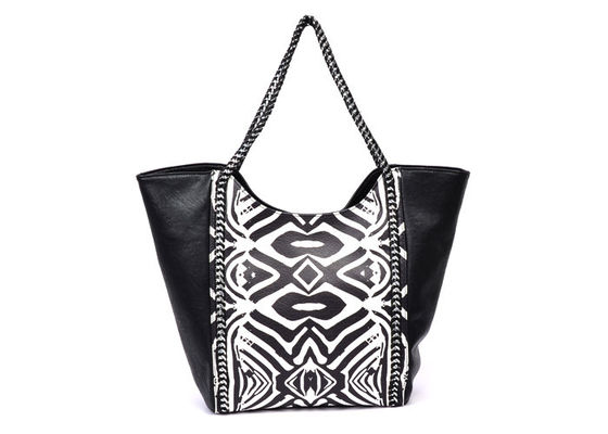 As grandes bolsas de couro pretas com revestimento lustroso, falso cobrem a mala a tiracolo